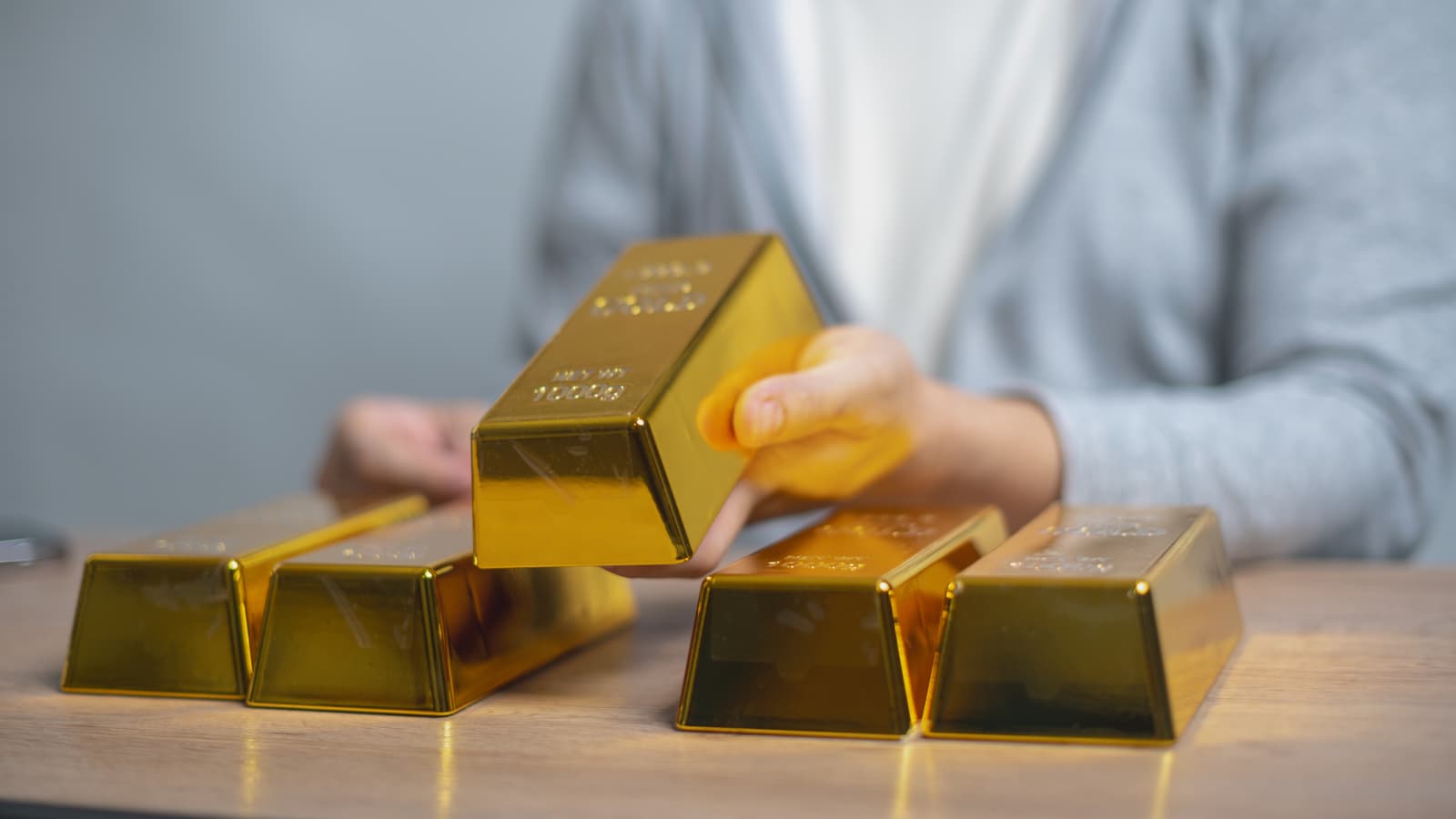 Gold Tertekan Usai Fed Tahan Suku Bunga